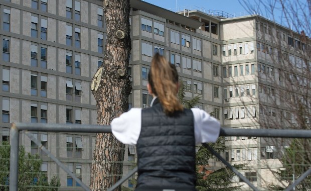 Dla papieża Franciszka groźny najmniejszy przeciąg. Pojawienie się w oknie wykluczone