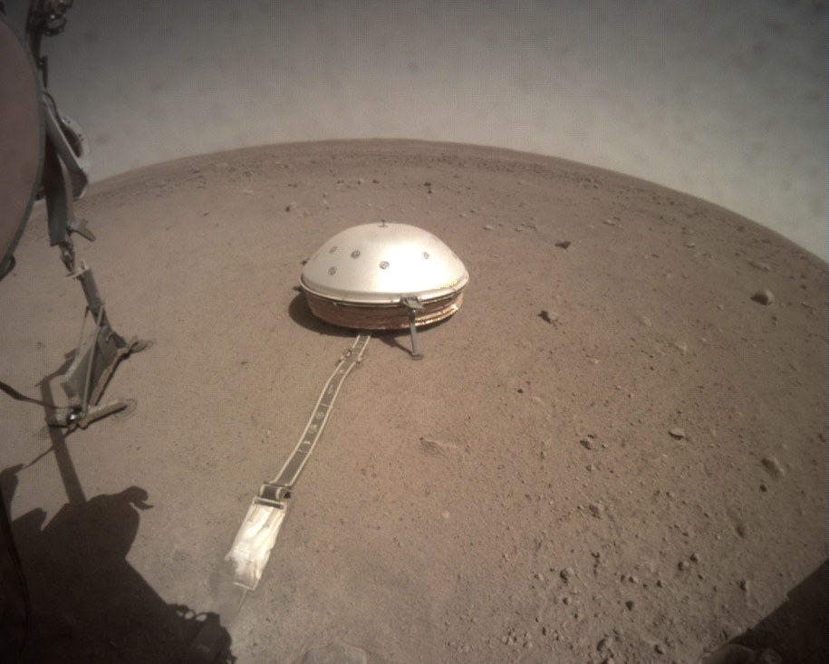 Dla porównania, struktura podtrzymująca tuż przed rozpoczęciem manewru podnoszenia /NASA/JPL-Caltech /Materiały prasowe