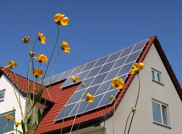 Dla posiadających nieruchomość nad Wisłą wsparciem jest dopłata do instalacji kolektorów słonecznych /&copy;123RF/PICSEL