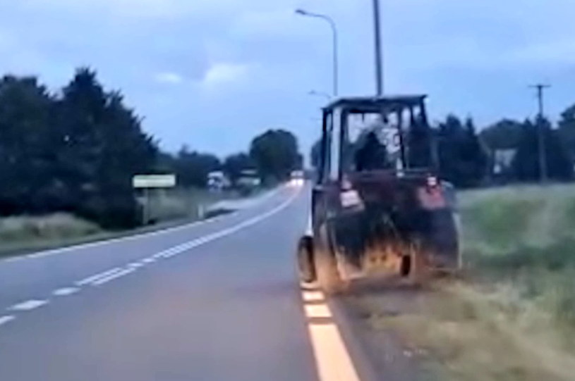 Dla rozśpiewanego traktorzysty droga była za wąska /Policja