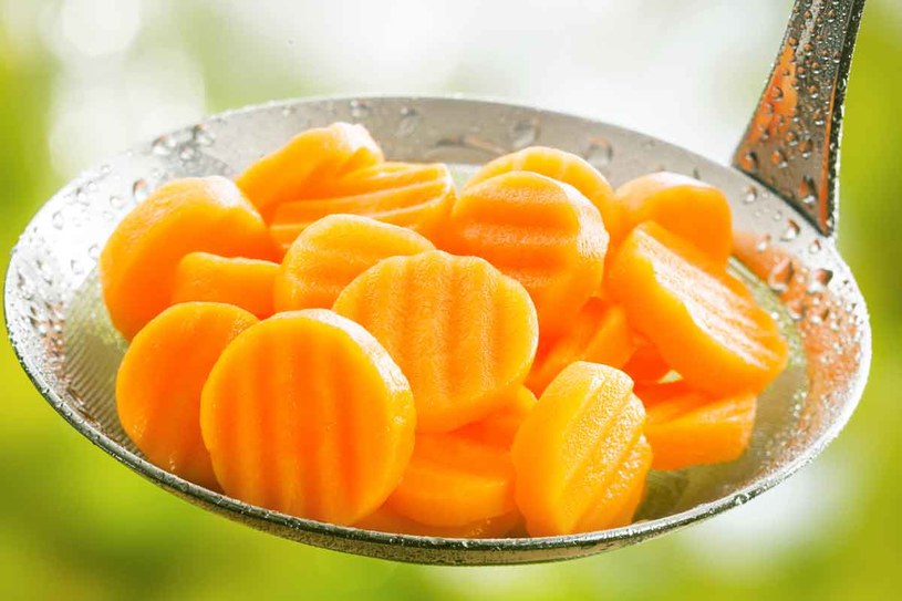 Dla wątroby ważny jest zwłaszcza beta-karoten z żółto-pomarańczowych (np. marchewka) i ciemnozielonych warzyw /123RF/PICSEL