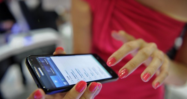 Dla wielu kobiet smartfon jest ważniejszy od seksu... /AFP