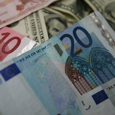 Dla wyceny polskiej waluty kluczowe będzie zachowanie kursu euro-dolara /AFP