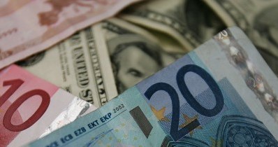 Dla wyceny polskiej waluty kluczowe będzie zachowanie kursu euro-dolara /AFP