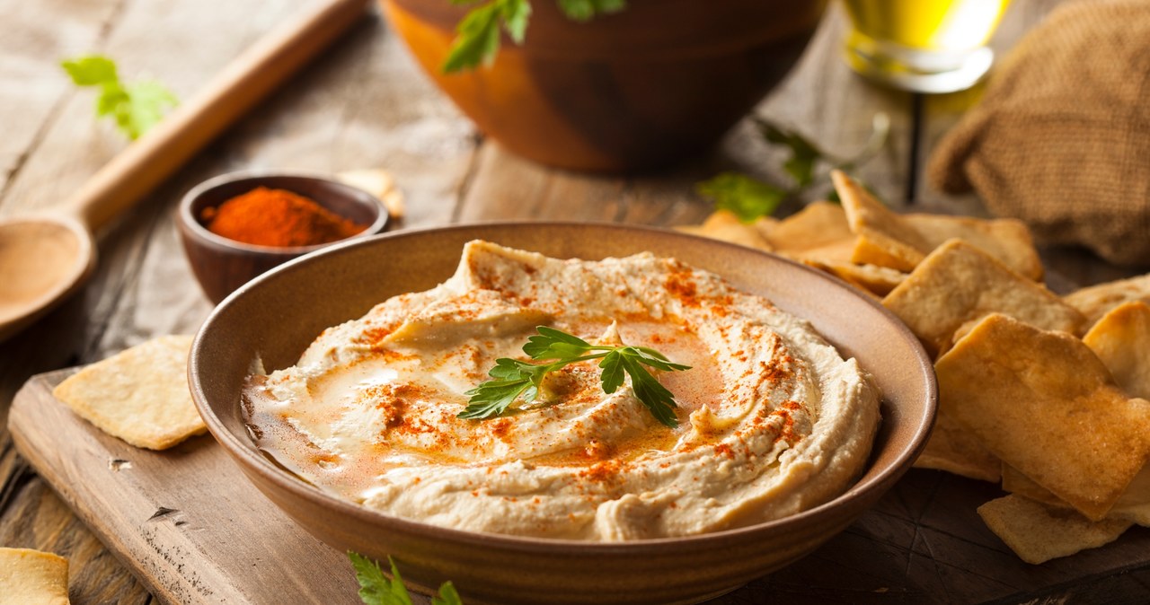 Dla wzbogacenia smaku możesz do składników na hummus dodać upieczony w łupince czosnek lub posiekaną papryczkę chili. /123RF/PICSEL