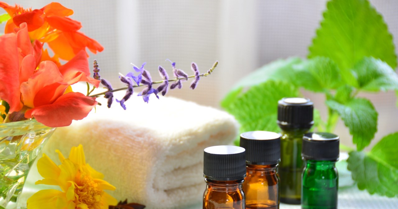 Dla wzmocnienia zapachu i właściwości relaksujących, warto do domowego odświeżacza dodać kilka kropli ulubionej nuty zapachowej /123RF/PICSEL