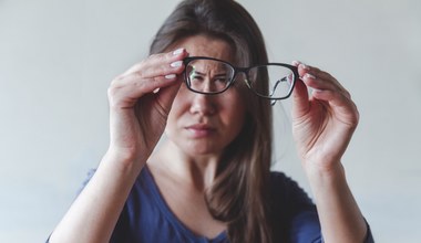 Dla wzroku są najbardziej obciążające. Osób z tą wadą będzie przybywać