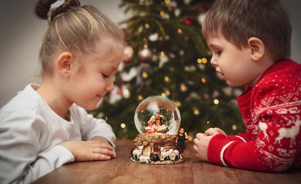 Dlaczego Boże Narodzenie wypada w grudniu? Skąd się wzięła choinka? Odkrywamy sekrety świątecznych tradycji