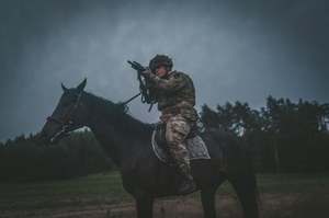 Dlaczego brytyjscy żołnierze jeżdżą na koniach w Polsce? Mają ważny powód