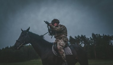 Dlaczego brytyjscy żołnierze jeżdżą na koniach w Polsce? Mają ważny powód