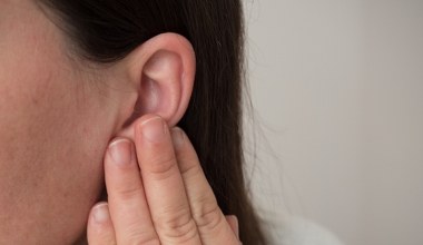 Dlaczego ciągle dzwoni w uszach? Nowe odkrycie wskazuje na serotoninę w mózgu