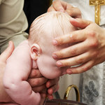 Dlaczego coraz rzadziej chrzcimy dzieci?