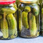  Dlaczego czosnek w ogórkach robi się niebieski lub zielony? Niewiele osób wie, czy można go jeść