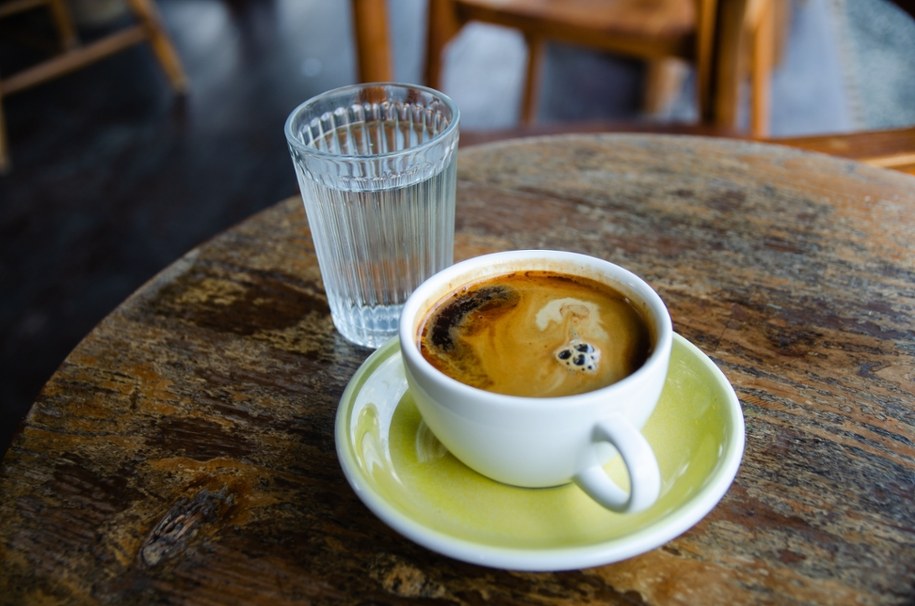 Dlaczego do kawy podaje się szklankę wody? Poznaj tradycję, jej korzenie i korzyści dla zdrowia oraz smaku /Shutterstock