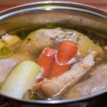 Dlaczego do rosołu dodaje się opaloną cebulę? Ten sposób wydobywa z niej to, co najlepsze 