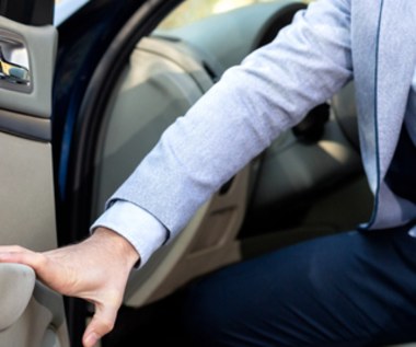 Dlaczego drzwi kierowcy należy otwierać prawą, a nie lewą ręką?