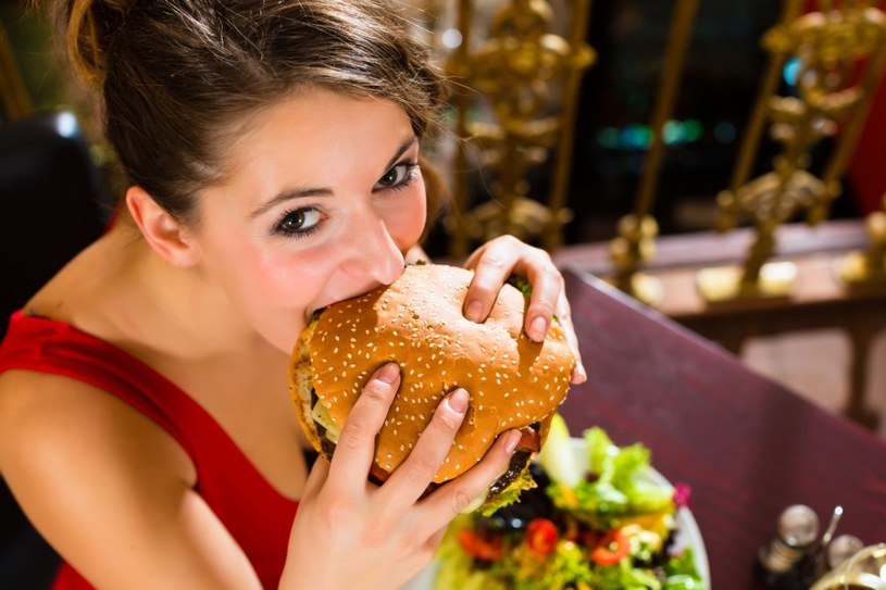 Dlaczego duża ilość kalorii w diecie skraca życie? /123RF/PICSEL
