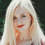 Dlaczego farbowane włosy blond żółkną. Co zmienia zimny blond w słomiany?