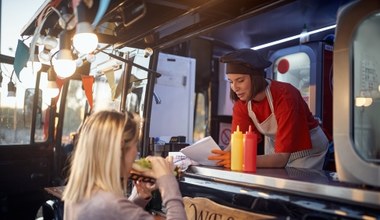 Dlaczego jedzenie z food trucków jest droższe niż w restauracji? Ten czynnik jest kluczowy