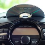 Dlaczego kierowcy wieszali płyty CD pod szybą? Co one dawały?