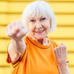 Dlaczego kobiety żyją dłużej od mężczyzn? Poznaj tajemnicę ich długowieczności