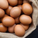 Dlaczego masło tanieje, a jajka drożeją?
