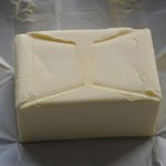 Dlaczego masło w Polsce tak bardzo podrożało? Ekspert wyjaśnia, skąd wzięła się wyższa cena 