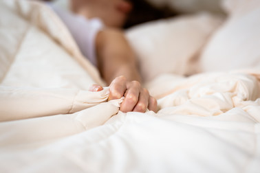 Dlaczego masturbacja pomaga zasnąć i działa przeciwbólowo? Lekarz wyjaśnia 