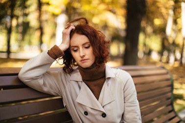 Dlaczego migreny nasilają się jesienią i jak sobie z nimi radzić?