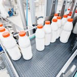 Dlaczego mleko w skupie tanieje? "Polskie ceny tracą konkurencyjność"