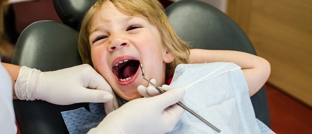 Dlaczego moje dziecko ma krzywe zęby? 