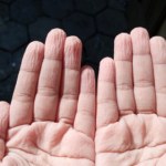 Dlaczego na palcach po kąpieli pojawiają się zmarszczki? Zaskakujące fakty
