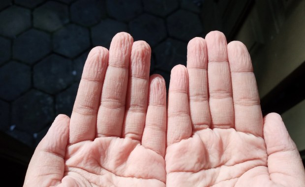 Dlaczego na palcach po kąpieli pojawiają się zmarszczki? Zaskakujące fakty