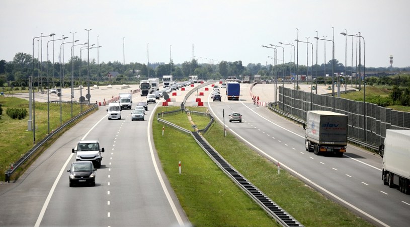 Dlaczego na polskich autostradach nie stosuje się ekranów zapobiegających oślepianiu? /Piotr Molecki /East News