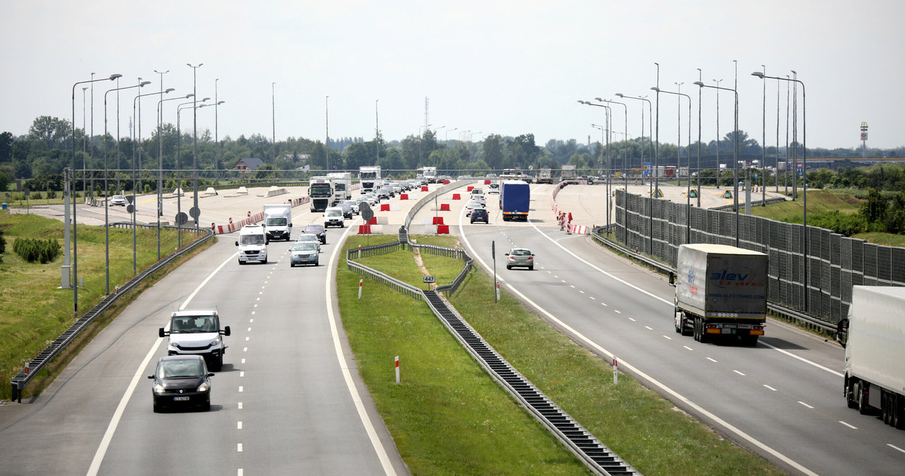 Dlaczego na polskich autostradach nie stosuje się ekranów zapobiegających oślepianiu? /Piotr Molecki /East News