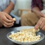 Dlaczego nawet najedzeni nie możemy się oprzeć przekąskom?