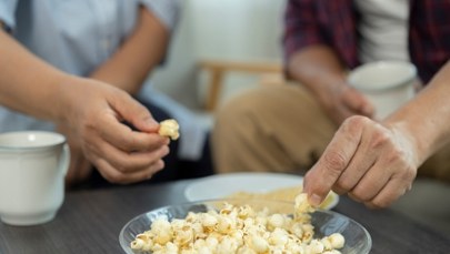 Dlaczego nawet najedzeni nie możemy się oprzeć przekąskom?