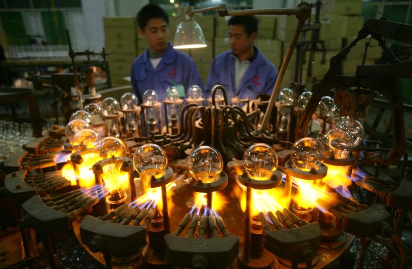 Dlaczego nie produkuje się lepszych, dłużej świecących żarówek? Bo to korporacjom się po prostu nie opłaca /China Photos / Stringer /Getty Images