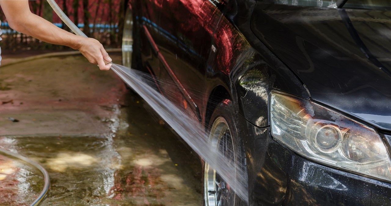 Dlaczego nie wolno myć auta na własnym podwórku? /123RF/PICSEL
