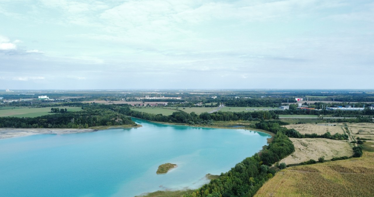 Dlaczego niektóre polskie jeziora nie zamarzają? To wynik działalności człowieka. /Mateusz Grochocki /East News