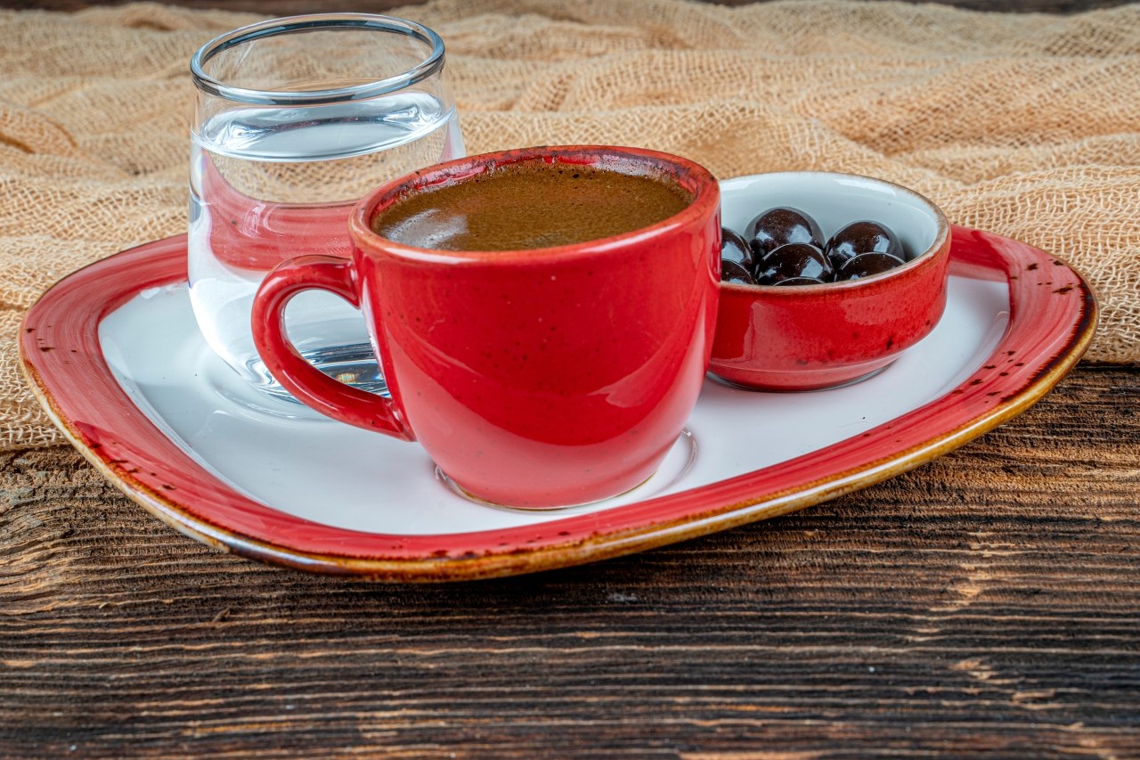 Dlaczego obok kawy dostajesz szklankę wody? Wiedzieli już w XVII wieku