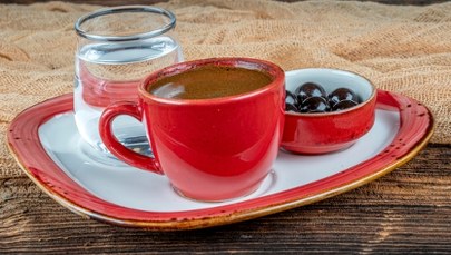 Dlaczego obok kawy dostajesz szklankę wody? Wiedzieli już w XVII wieku