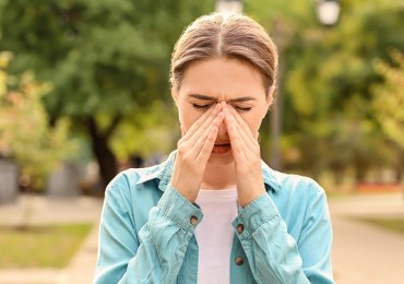 Dlaczego oczy łzawią? Może być 8 powodów