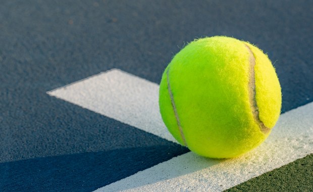Dlaczego piłki tenisowe są żółte? Odpowiedź jest nieoczywista