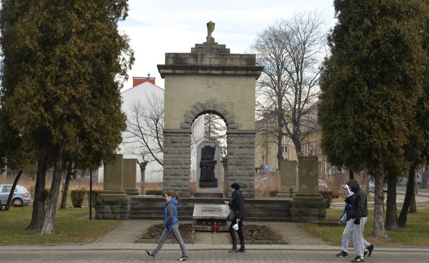 Dlaczego PiS popiera obrońcę sowieckiego pomnika?