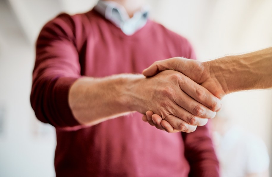 Dlaczego podajemy sobie ręce? To gest, który łączy ludzi na całym świecie /Shutterstock