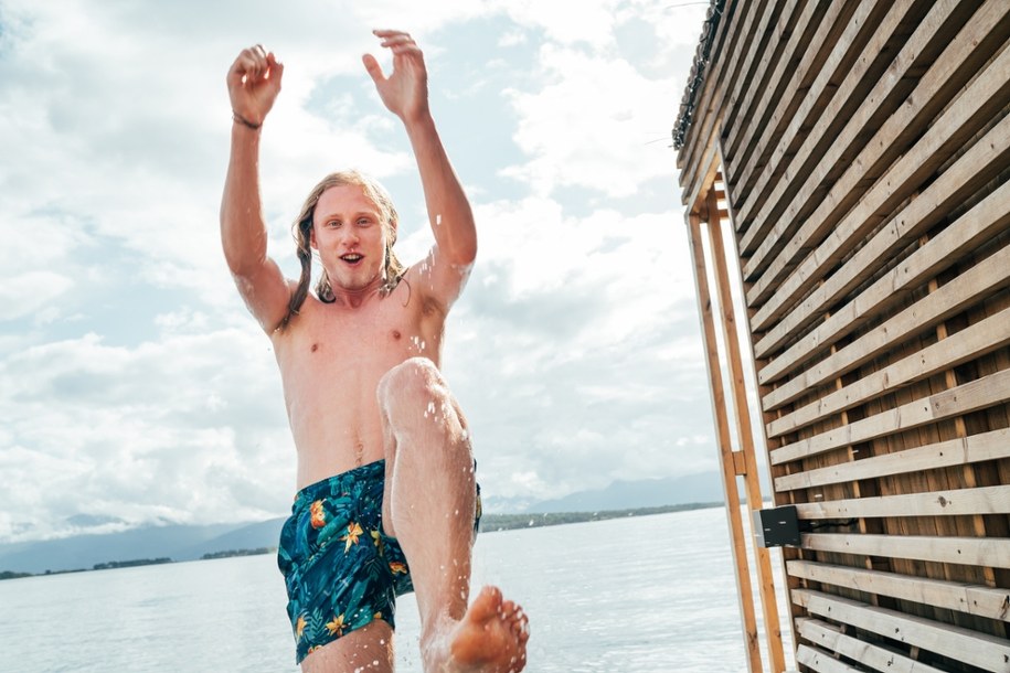 Dlaczego Skandynawowie są szczęśliwsi? Sekret fińskiego uśmiechu i szwedzkiego spokoju /Shutterstock