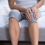 Dlaczego stawy bolą przed deszczem? Sprawdź, co dzieje się w organizmie