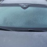 Dlaczego szyby w samochodzie zamarzają od środka? Przyczyna jest tylko jedna