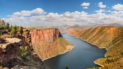 Dlaczego ta rzeka płynie "pod górę"? Eksperci rozwiązują zagadkę